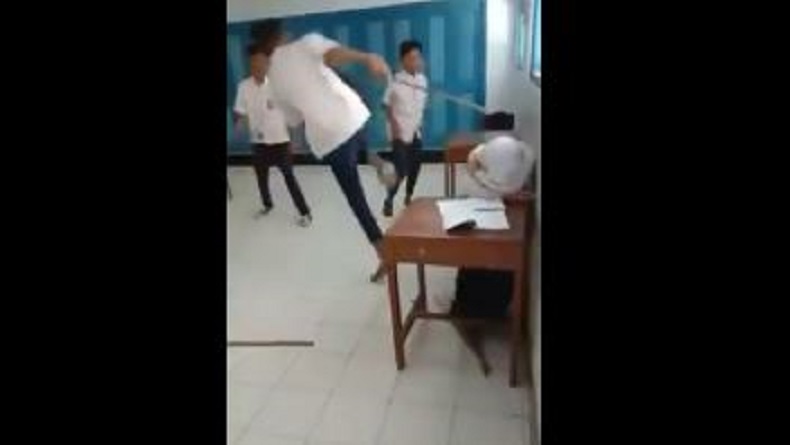perundungan di purworejo Tiga siswa SMP menendang dan memukuli seorang siswi di dalam kelas yang diduga di salah satu SMP di Kabupaten Purworejo, Jateng, Rabu (13/2/2020). (Foto: Instagram)