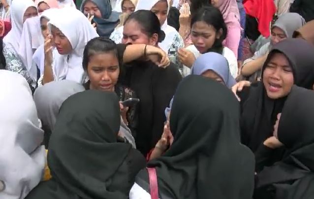 Siswi SMA N 12 Bekasi menangis Siswi SMA N 12 Bekasi menangis, Kamis (13/2/2020) (Foto:iNews/Rahmat Hidayat)