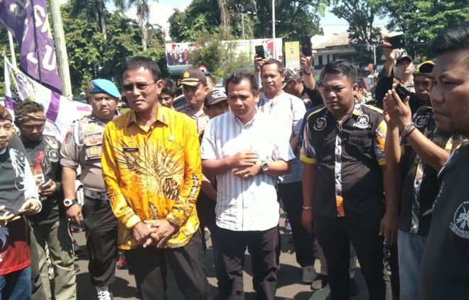 Bupati Ciamis Herdiat Sunarya Gabung Demo Bupati Ciamis Herdiat Sunarya Gabung Demo, Jumat (14/2/2020) (Foto:iNews/Asep Juhariyono)