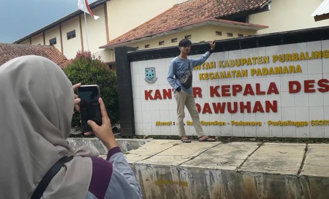 Muda Mudi Berfoto di Desa Dawuhan Muda Mudi Berfoto di Desa Dawuhan, Sabtu (15/2/2020) (Foto:iNews/Catur Edi)