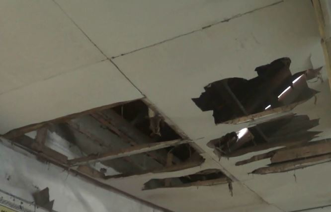 Atap ruang guru SDN Sawangan Depok Rusak Atap ruang guru SDN Sawangan Depok Rusak, Senin (17/2/2020) (Foto:iNews/Iyung Rizki)
