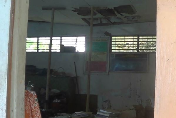 Kondisi memprihatikan ruangan SDN Sawangan Kondisi memprihatikan ruangan SDN Sawangan, Senin (17/2/2020) (Foto: iNews/Iyung Rizki)