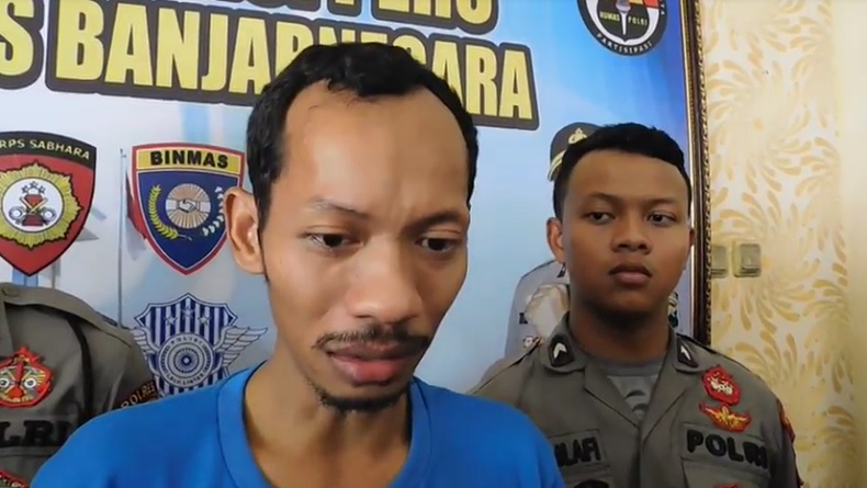 Kiroh alias Bolot, tersangka pembunuhan Kiroh alias Bolot, tersangka pembunuhan terhadap bocah berinisial M (13) (Foto: iNews/Elis Novit)