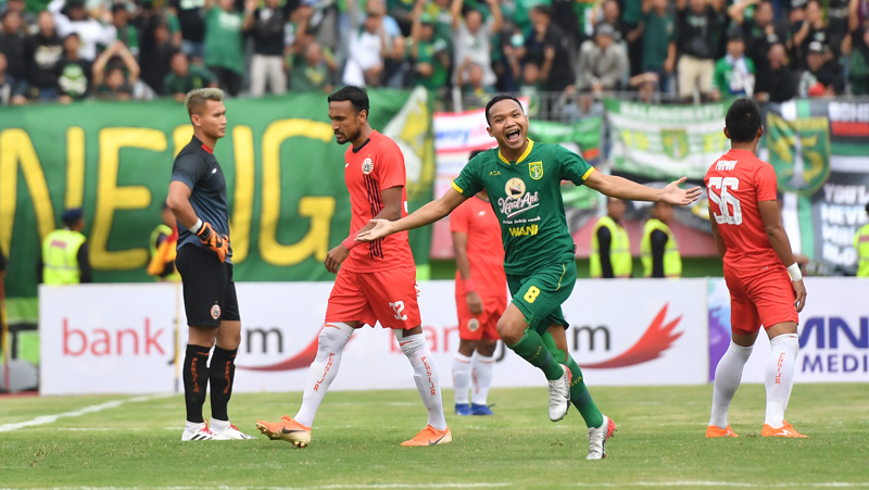 Oktovianus Fernando Persebaya Winger Persebaya Oktavianus Vernando (kedua kanan) melakukan selebrasi seusai mencetak gol ke gawang Persija dalam final Piala Gubernur Jawa Timur di Gelora Delta, Sidoarjo, Jawa Timur, Kamis (20/2/2020).