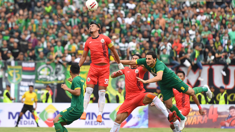 Persebaya vs Persija Striker Persebaya Mahmod Eid (kanan) berebut bola dengan pesepakbola Persija Maman A Rahman (kedua kiri) dalam final Piala Gubernur Jawa Timur di Gelora Delta, Sidoarjo, Jawa Timur, Kamis (20/2/2020).