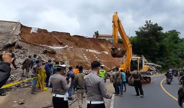 Alat berat dikerahkan untuk mengevakuasi material Alat berat dikerahkan untuk mengevakuasi material, Jumat (21/2/2020) (Foto: iNews/Solihin)