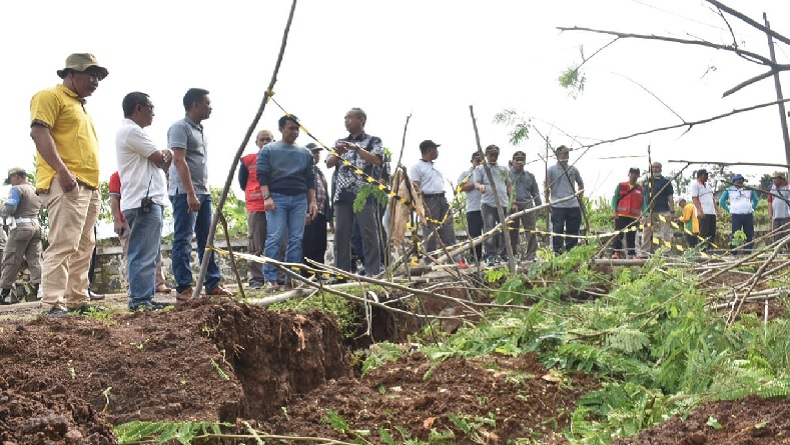 Penurunan struktur tanah Penurunan struktur tanah di Desa Jolosekti, Kecamatan Tulis, Kabupaten Batang, Jawa Tengah(Foto: iNews/Suryono)