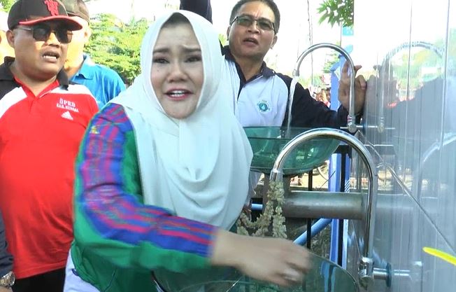 Bupati Kendal Mirna Annisa Bupati Kendal Mirna Annisa mencoba keran, Minggu (23/2/2020) (Foto:iNews/Eddi Prayitno)