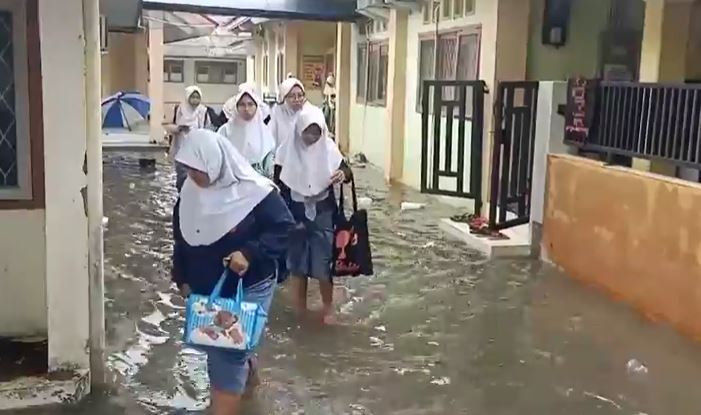 Banjir di Indramayu buat siswa tak sekolah Banjir di Indramayu buat siswa tak sekolah, Senin (24/2/2020) (Foto: iNews/Toiskandar)