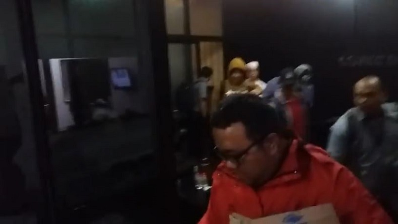 kpk datangi kantor advokat di surabaya Penyidik KPK Surabaya, usai menggeledah Kantor Advokat Rahmat Santoso and Partner di Jalan Prambanan Nomor 5, Kecamatan Pacar Keling, Kota Surabaya, Jatim, Selasa (25/2/2020). (Foto: iNews/Yudha Prawira)