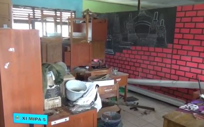 Kondisi sekolah yang roboh akibat hujan Kondisi sekolah yang roboh akibat hujan, Selasa (26/2/2020) (Foto: iNews/Wildan Hidayat)