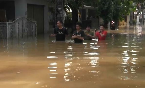 Warga kebanjiran di Bekasi Warga kebanjiran di Bekasi, Rabu (26/2/2020) (Foto: iNews/Rahmat Hidayat)