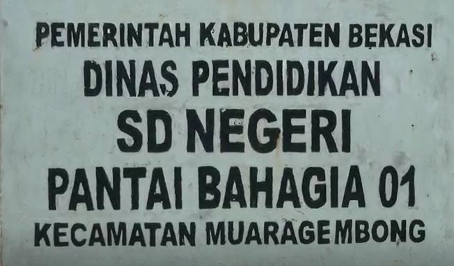 Papan nama SDN Pantai Bahagia Papan nama SDN Pantai Bahagia, Kamis (27/2/2020) (Foto: iNews/Aditya)