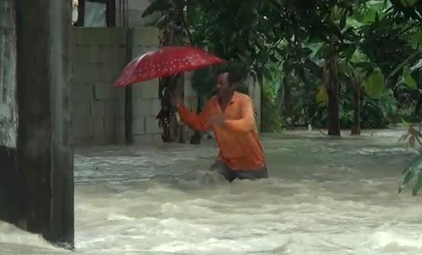 Warga menerjang banjir Warga menerjang banjir, Kamis (27/2/2020) (Foto: iNews/Aditya)