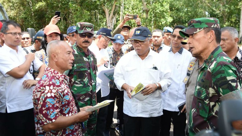 Panglima TNI 2 Ist Panglima TNI Marsekal Hadi Tjahjanto dan rombongan meninjau bekas Kamp Vietnam di Pulau Galang, Kota Batam, Kepulauan Riau Rabu (4/3/2020). (Foto: ist)
