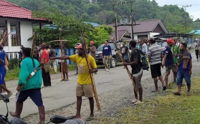 6 Waropen Massa diduga pendukung Bupati Waropen membawa panah saat merusak kantor bupati. (Foto: iNews/Chanry Andrew Suipatty)