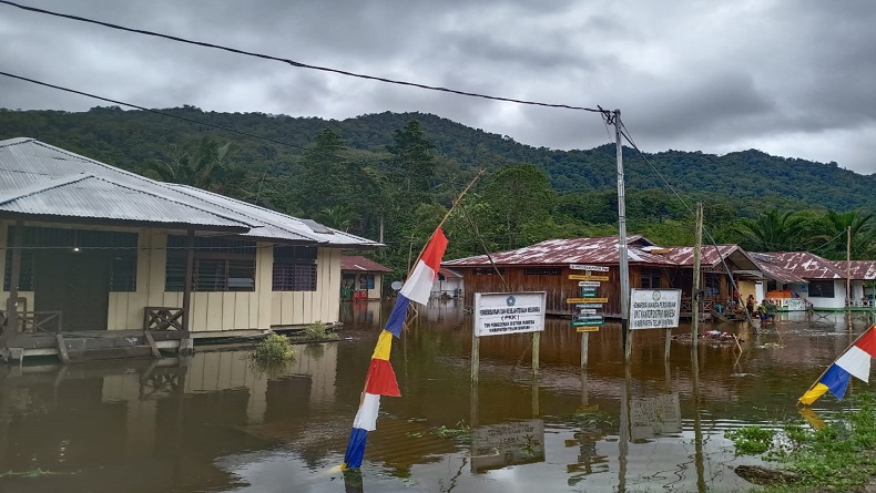 Banjir di Papua Barat 2 Banjir menggenangi Kampung Idoor, Distrik Wamesa, Kabupaten Teluk Bintuni, Provinsi Papua Barat pada Sabtu (7/3/2020). (Foto: BNPB)