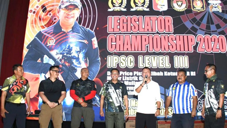Bamsoet 2 Ist Ketua MPR Bambang Soesatyo memberikan hadiah pistol dan motor listrik saat memberikan kuis empat pilar di kejuaraan menembak Legislator Championship 2020. (Foto: ist)