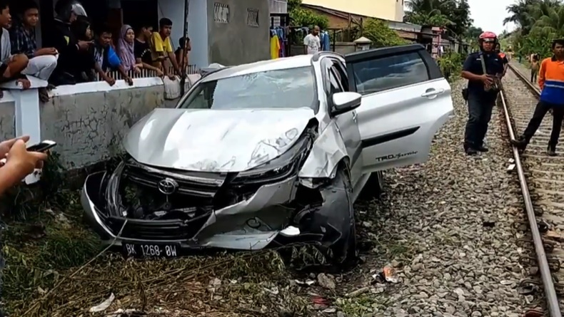 Mobil hantam kereta Mobil ditabrak kereta di Binjai, Sumatera Utara (Zainal Tanjung/iNews)