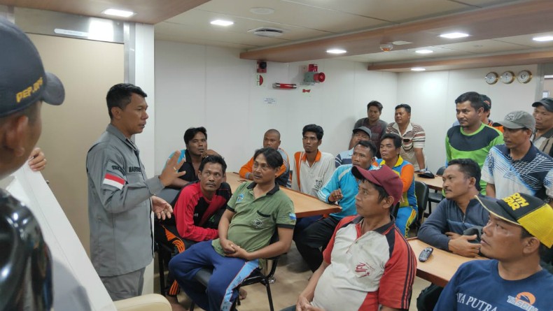 Bakamla 2 Ist Bakamla saat memberikan pengarahan kepada nelayan di perairan Natuna, Selasa (10/3/2020). (Foto: ist)