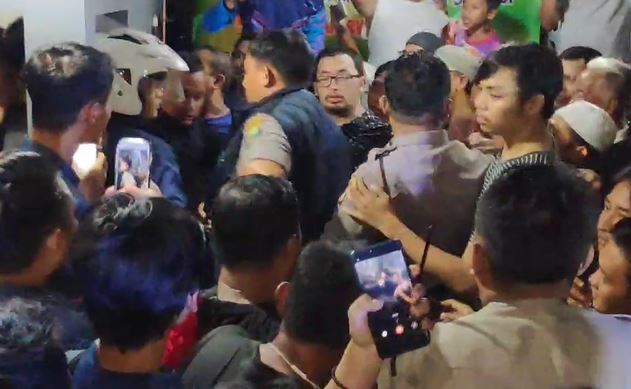 Massa nyaris main hakim sendiri maling di Bekasi Massa nyaris main hakim sendiri maling di Bekasi, Selasa (10/3/2020) (Foto: iNews/Rahmat Hidayat)