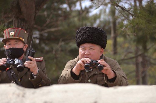 kim jong un2 Pemimpin Korea Utara Kim Jong Un mengawasi latihan bersama dengan seorang perwira tinggi yang mengenakan masker di Korut. (FOTO: STR / KCNA MELALUI KNS / AFP)