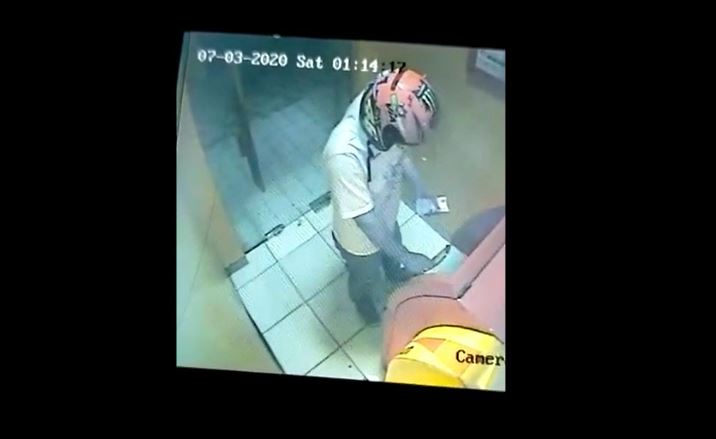 Aksi pelaku terekam Kamera CCTV Aksi pelaku terekam Kamera CCTV, Kamis (19/3/2020) (Foto: iNews/Irwan)