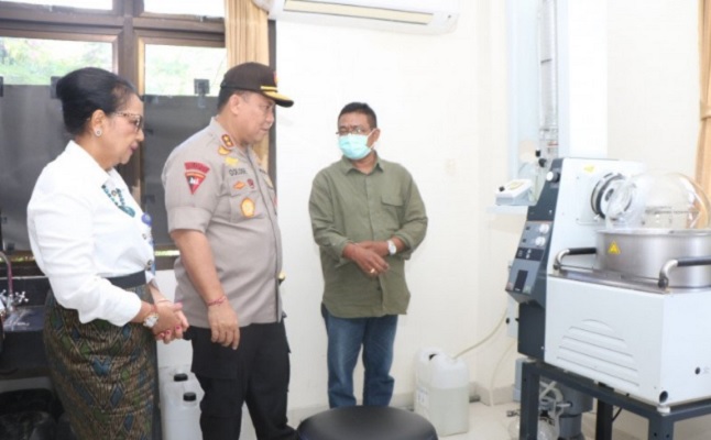 kapolda bali petrus golose Kapolda Bali Irjen Pol Petrus Golose menggagas pembuatan hand sanitizer dan disinfektan dari arak Bali bersama Universitas Udayana. (Foto: Antara)