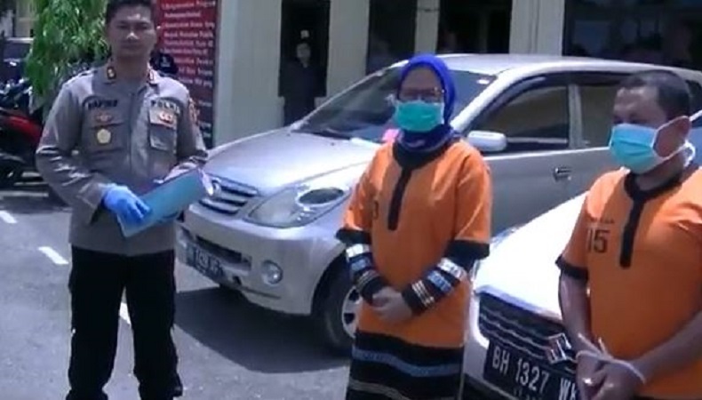 asn gelapkan mobil rental di bungo jambi Oknum ASN Pemkab Bungo, Emi Susilawati dan tersangka Saufi Als Sofi (34), bersama barang bukti mobil rental yang digelapkan saat pemaparan di Mapolres Tebo, Provinsi Jambi, Selasa (1/4/2020). (Foto: iNews/Budi Utomo)