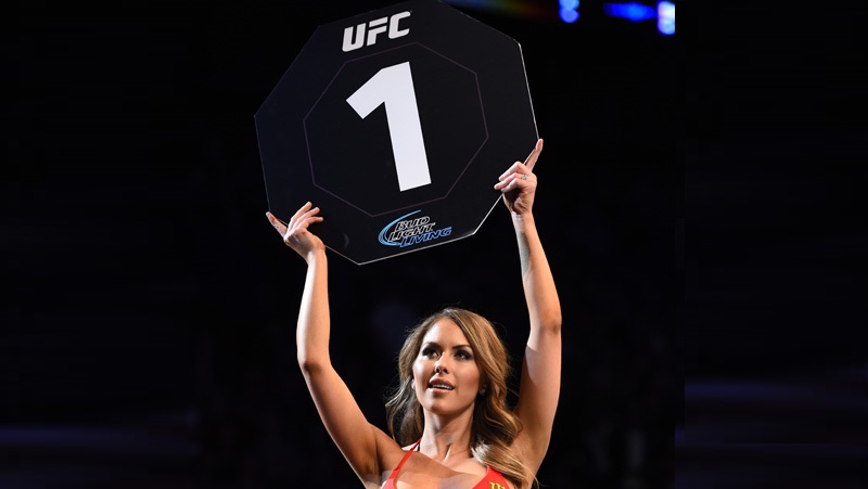 Brittney Palmer 3 Kehadiran Brittney Palmer selalu dinantikan setiap pertandingan UFC. (Foto: The Sun)