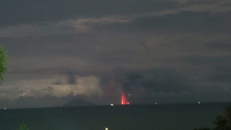 Gunung Anak Krakatu, Jumat (10/4/2020) malam. (Foto: Ist)