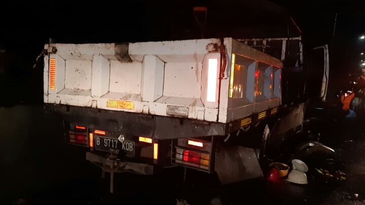 Kecelakaan di Tol Truk yang terlibat kecelakaan di jalan Tol Jorr. (Foto: Twitter/TMCPoldaMetro).