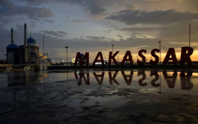 Suasana Masjid Terapung Amirul Mukminin Suasana Masjid Terapung Amirul Mukminin di Anjungan Pantai Losari (Foto: iNews/Abriawan Abhe)