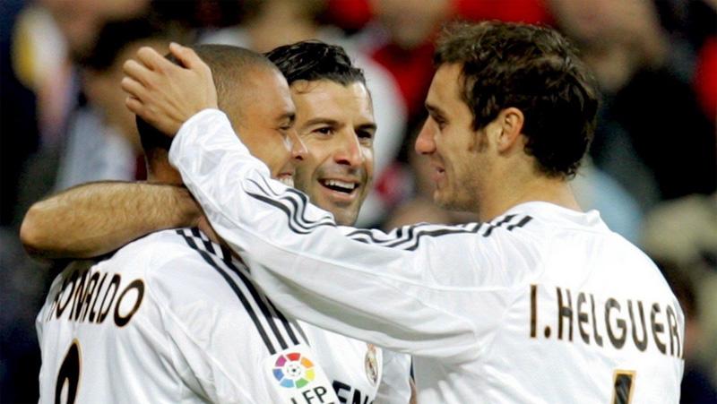Trio Real Madrid Ronaldo Luis Nazario (kiri), Luis Figo (tengah), dan Ivan Helguera merayakan gol beberapa tahun lalu. (Foto: The Sun)