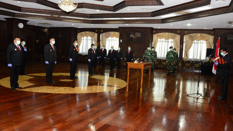 mutasi kemhan Ditjen Kuathan Kemhan Marsekal Muda TNI N Ponang Djawoto (kanan) melantik dan mengambil sumpah jabatan para pejabat baru di Ditjen Kuathan Kemhan, Kamis (23/4/2020). (Foto: Kemhan).
