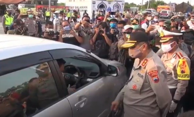 29 Kapolda Jateng Kapolda Jateng memeriksa pengendara mobil yang melintas di Tol Pejagan, Brebes. (Foto: iNews/Yunibar)
