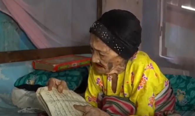 29 Nenek Tua5 Nenek Wa Kaua membaca buku berhuruf arab pegon berisi petuah orang Buton. (Foto: iNews/Andi Ebha)
