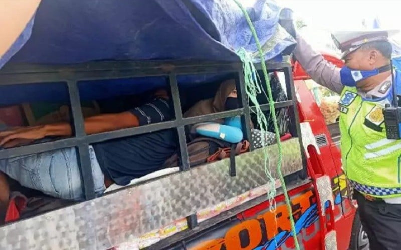 Warga Semarang bersembunyi dai bawah tumpukan kerupuk agar bisa mudik terkena razia di Pelabuhan Merak (Foto: Istimewa)
