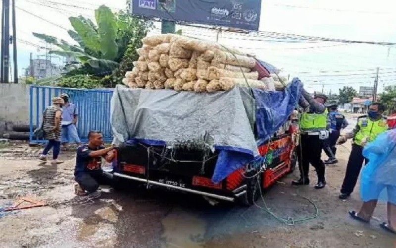 Mudik 2 Warga Semarang bersembunyi dai bawah tumpukan kerupuk agar bisa mudik terkena razia di Pelabuhan Merak (Foto: Istimewa)