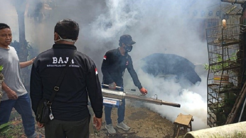 Fogging Baja Perindo MNC Land Lido bersama DPP Baja Perindo dan Pemdes Watesjaya Lawan Penyebaran DBD. (Foto: Istimewa).