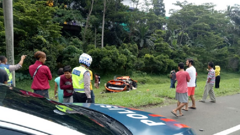 Kecelakaan Supercar McLaren rusak parah dalam kecelakaan terjadi di Tol Jagorawi Kota Bogor, Minggu (3/5/2020). (Foto: Istimewa).