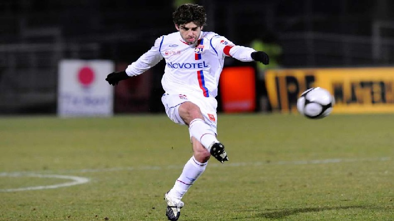 Pemain Olympique Lyonnais, Juninho Pernambucano (foto: GiveMeSport)