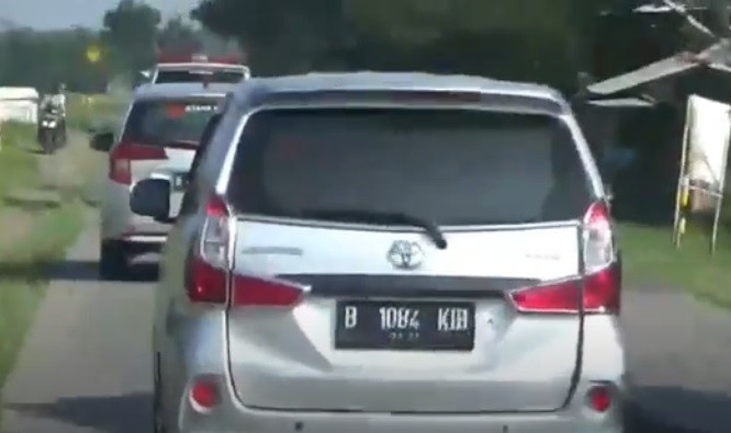 7 Mudik Mobil pemudik melenggang bebas di jalur alternatif Brebes. (Foto: iNews/Yunibar)