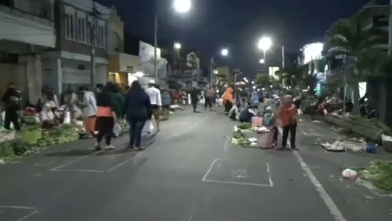 inews.id_pasar subuh salatiga3 Pasar subuh di Kota Salatiga, Jateng, di Jalan Jenderal Sudirman. (Foto: iNews/Lurisa Lulu)