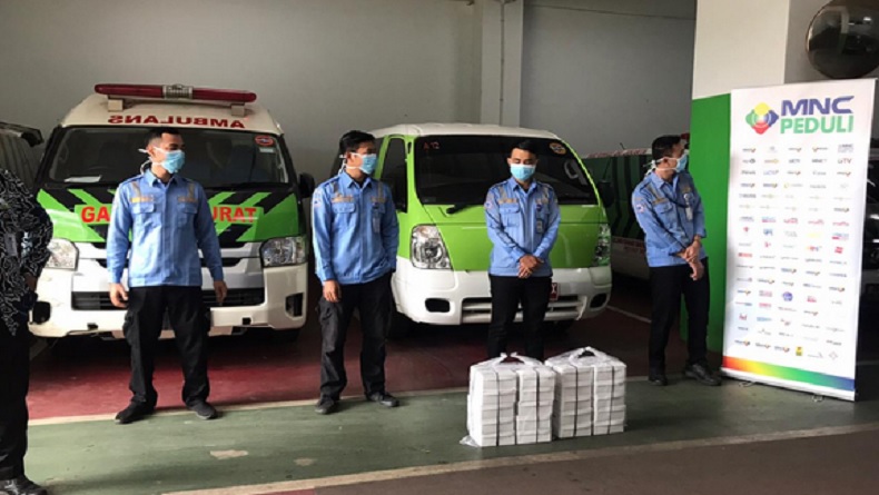 MNC Peduli memberikan makanan berbuka puasa kepada petugas ambulans gawat darurat Dinas Kesehatan Pemerintah Provinsi (Pemprov) DKI Jakarta, Rabu (13/5/2020). (Foto: Istimewa).