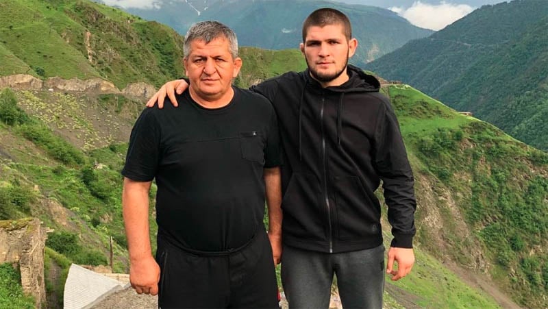 Ayah Khabib Khabib Nurmagomedov (kanan) bersama ayahnya, Abdulmanap Nurmagomedov. (Foto: The Sun)