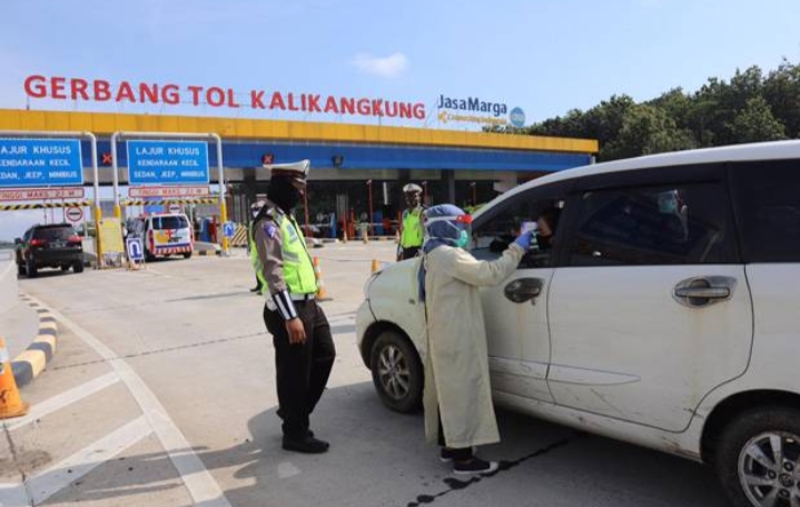 Penyekatan arus balik gerbang kalikangkung Ilustrasi: penyekatan di jalan saat arus mudik Lebaran.