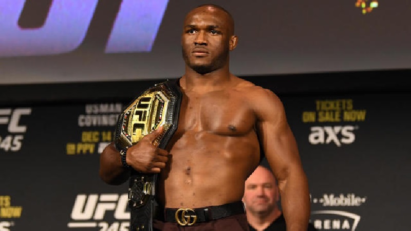 Kamaru Usman 4 Petarung UFC asal Nigeria, Kamaru Usman, memamerkan sabuk juara (foto: CBS)
