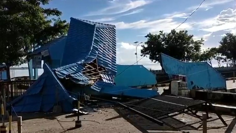 inews.id_kapal tabrak dermaga di muna Gapura ruang tunggu Pelabuhan Nusantara, Kabupaten Muna, Sulawesi Tenggara (Sultra), hancur setelah ditabrak KM Aksar Saputra 08, Kamis (28/5/2020) dini hari tadi. (Foto: iNews/Andhy Eba)