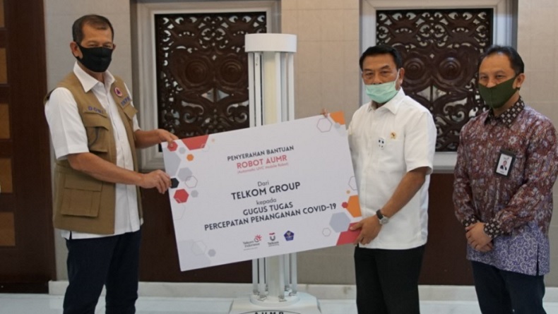 Moeldoko KSP Kepala Staf Kepresidenan Moeldoko menyerahkan donasi robot kepada Ketua Gugus Tugas Covid-19 Doni Monardo di Gedung Bina Graha, Kompleks Istana Kepresidenan RI, Kamis (28/5/2020). (Foto: KSP).